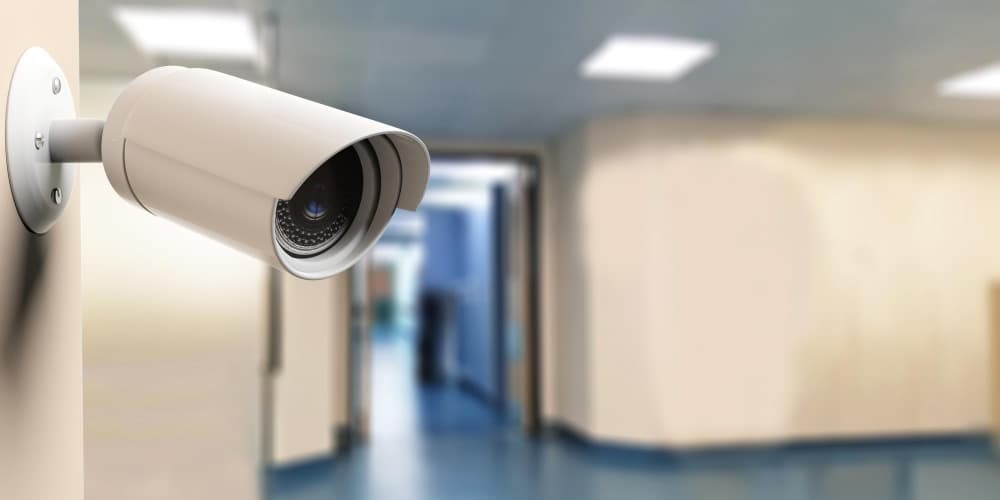 Caméra vidéo surveillance près d'une fenêtre sécurité CCTV sur fond flou hôpital