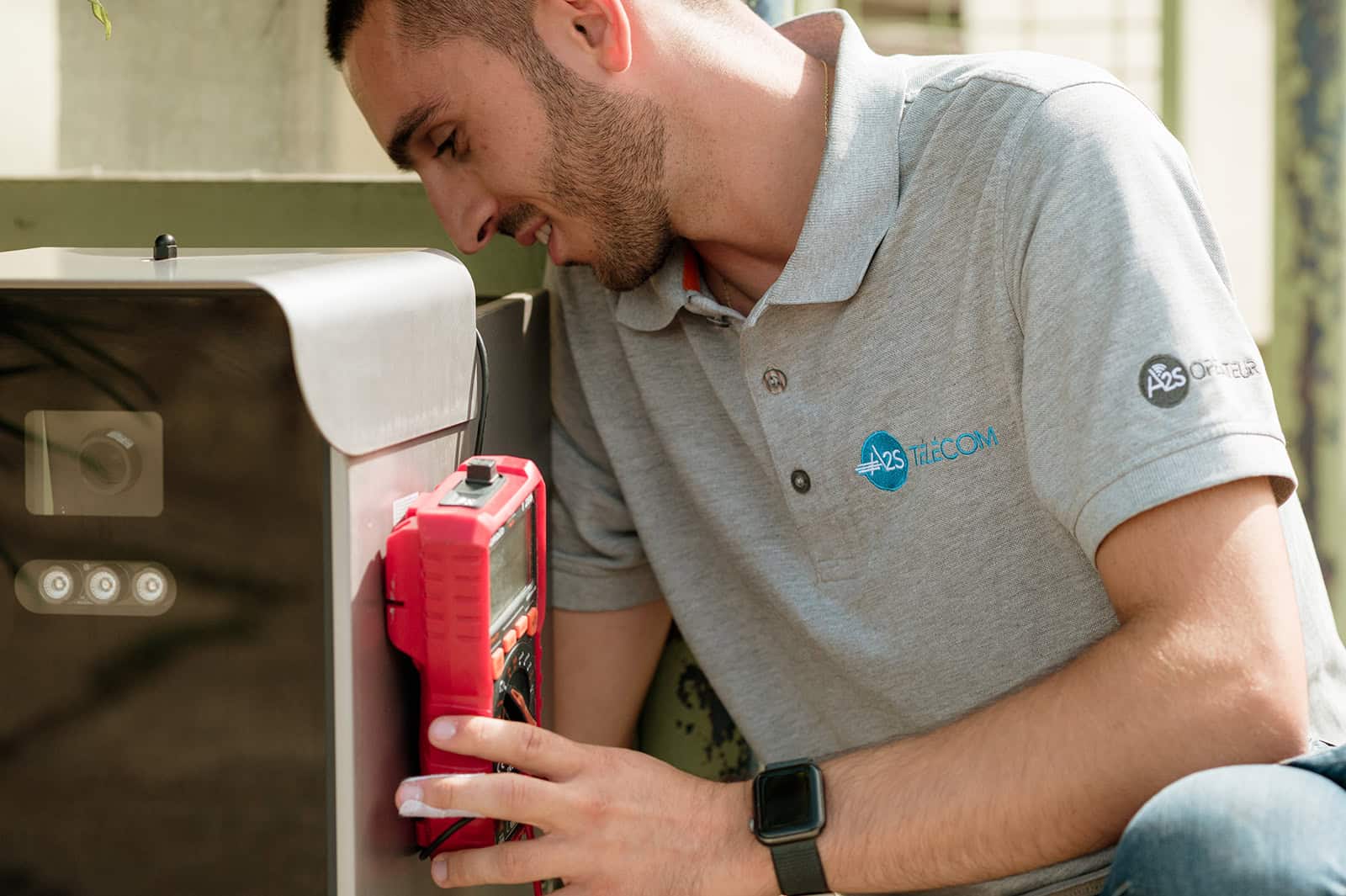 Technicien installe un système de vidéosurveillance cher un client