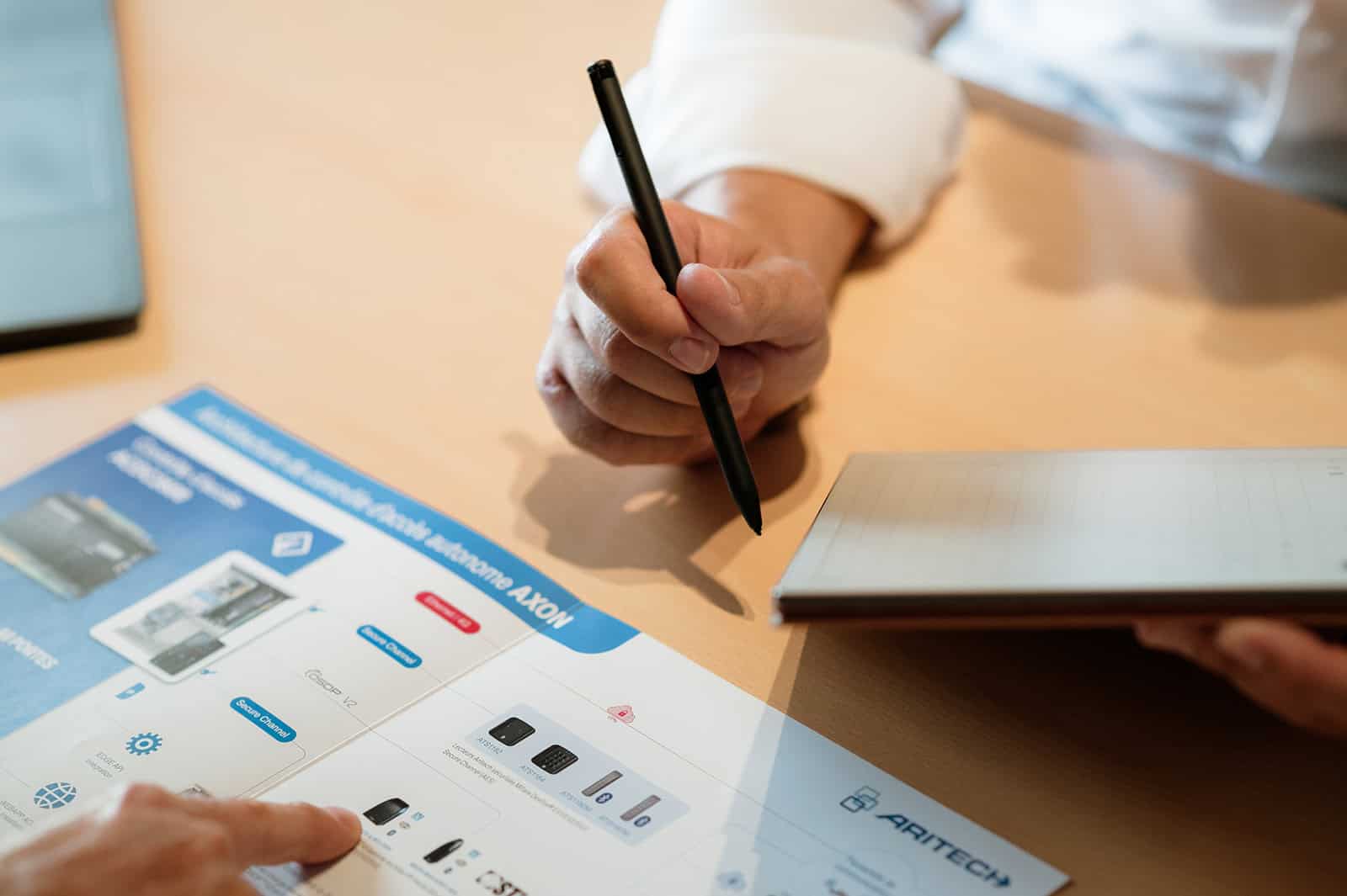 Commercial et client échangent sur un projet d'alarme intrusion